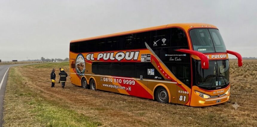 Susto en la ruta 2: un micro de doble piso despistó y terminó en el cantero central