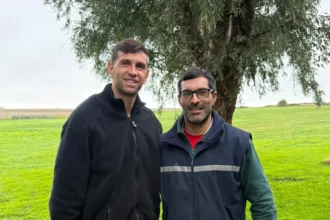 Vecinos de balcarce se encontraron con el dibu martínez mientras trabajaban en la zona rural