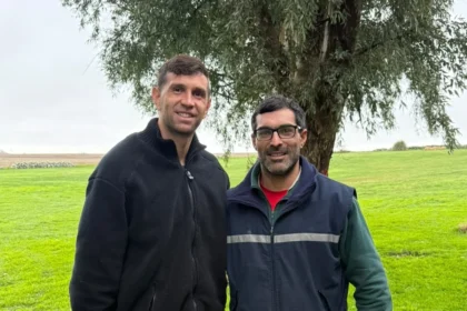 Vecinos de balcarce se encontraron con el dibu martínez mientras trabajaban en la zona rural