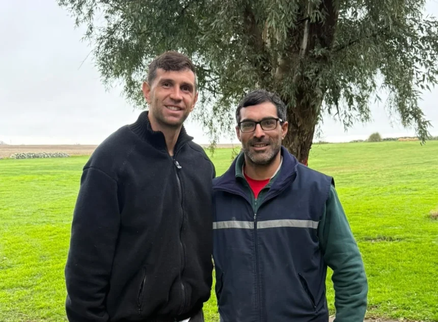 Vecinos de balcarce se encontraron con el dibu martínez mientras trabajaban en la zona rural