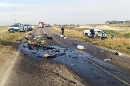 Compraron una camioneta, salieron a la ruta y murieron tras impactar de frente contra un camión