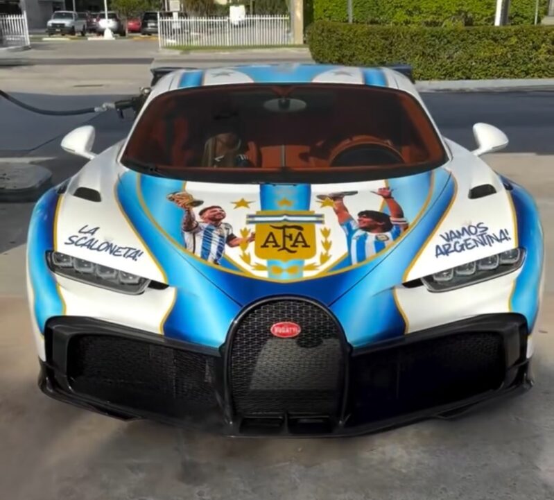 Un argentino se compró un auto de 5 millones de dólares, lo ploteó de argentina y causa furor 3 Un argentino se compró un auto de 5 millones de dólares, lo ploteó de argentina y causa furor
