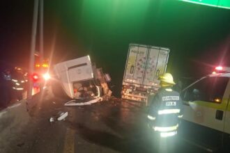 Volcó un camión y quedó totalmente cortada la ruta 2 en dolores