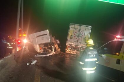 Volcó un camión y quedó totalmente cortada la ruta 2 en dolores