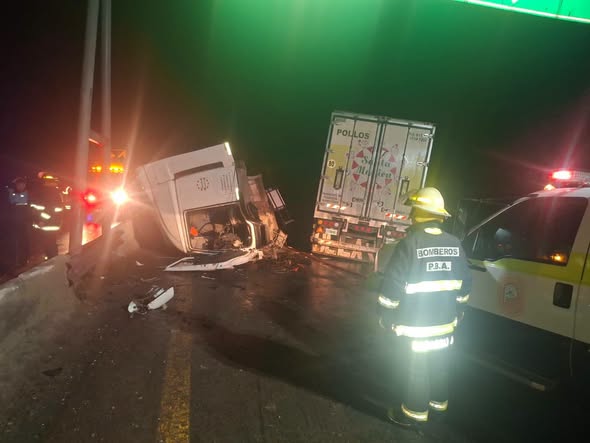 Volcó un camión y quedó totalmente cortada la ruta 2 en dolores