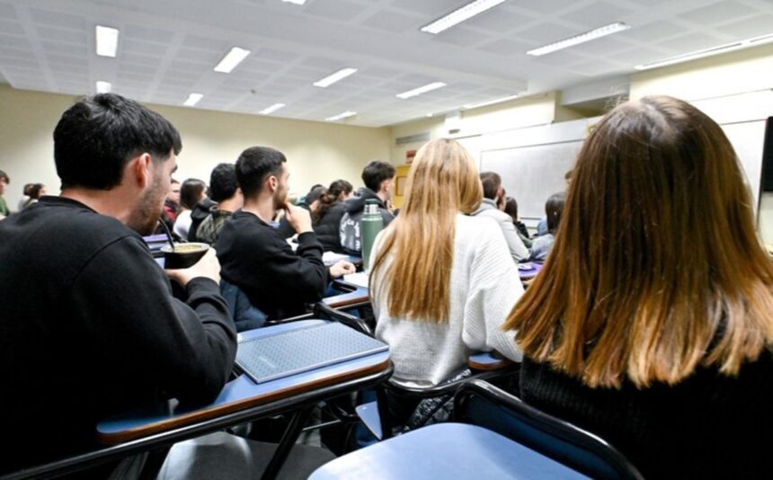Presentaron un proyecto para arancelar salud y educación a extranjeros en la provincia de buenos aires