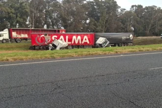 Dos camiones se engancharon en la ruta 2 y protagonizaron un violento accidente cerca de maipú