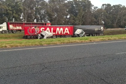 Dos camiones se engancharon en la ruta 2 y protagonizaron un violento accidente cerca de maipú