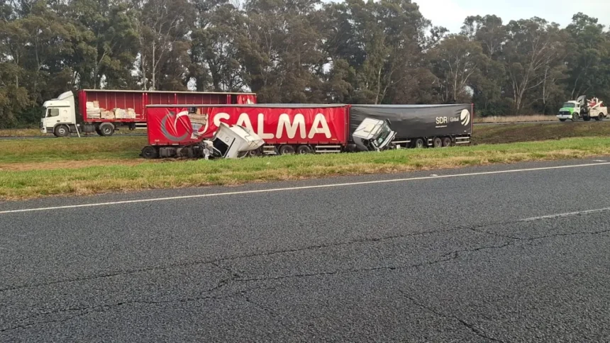 Dos camiones se engancharon en la ruta 2 y protagonizaron un violento accidente cerca de maipú