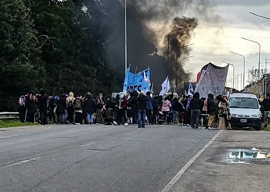 Caos en la ruta 2: manifestantes bloquean el ingreso a mar del plata