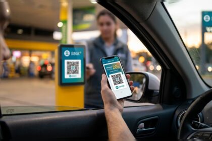 Combustibles: el beneficio clave para pagar un 20% menos en la carga usando el celular