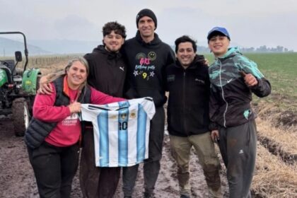 Tras quedar encajado, el "dibu" sorprendió a sus rescatistas con un regalo inolvidable