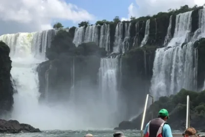 Tragedia en las cataratas del iguazú: volcó una lancha con turistas y murió un joven de 26 años