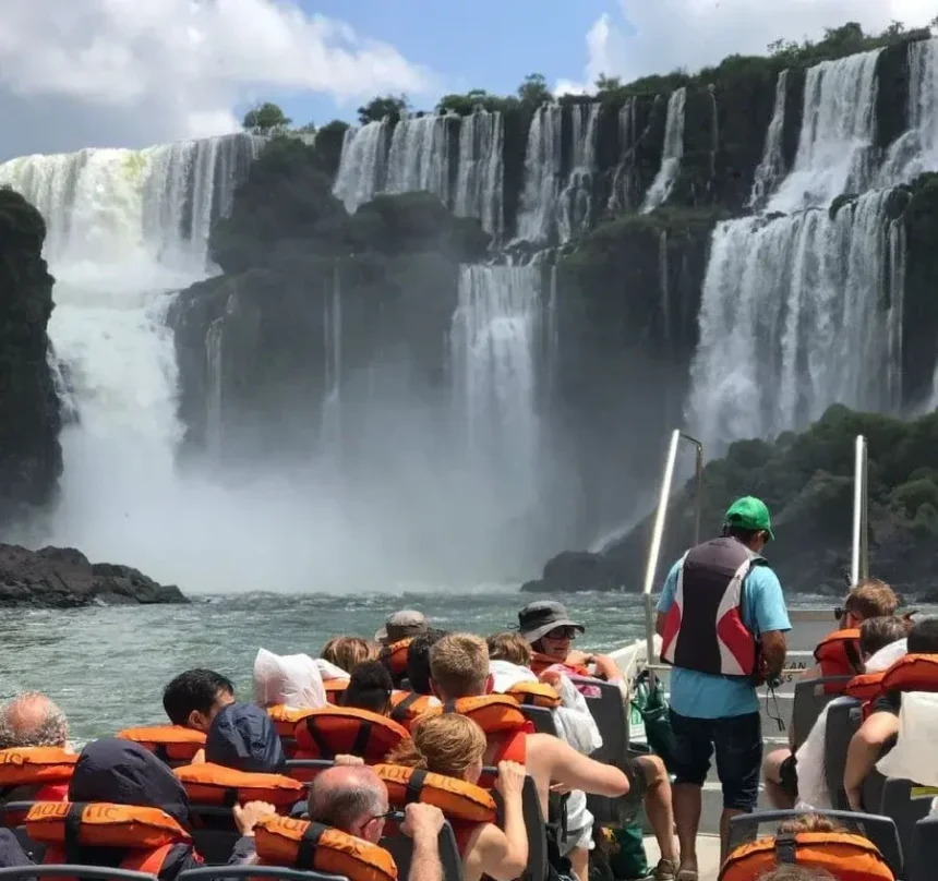 Tragedia en las cataratas del iguazú: volcó una lancha con turistas y murió un joven de 26 años