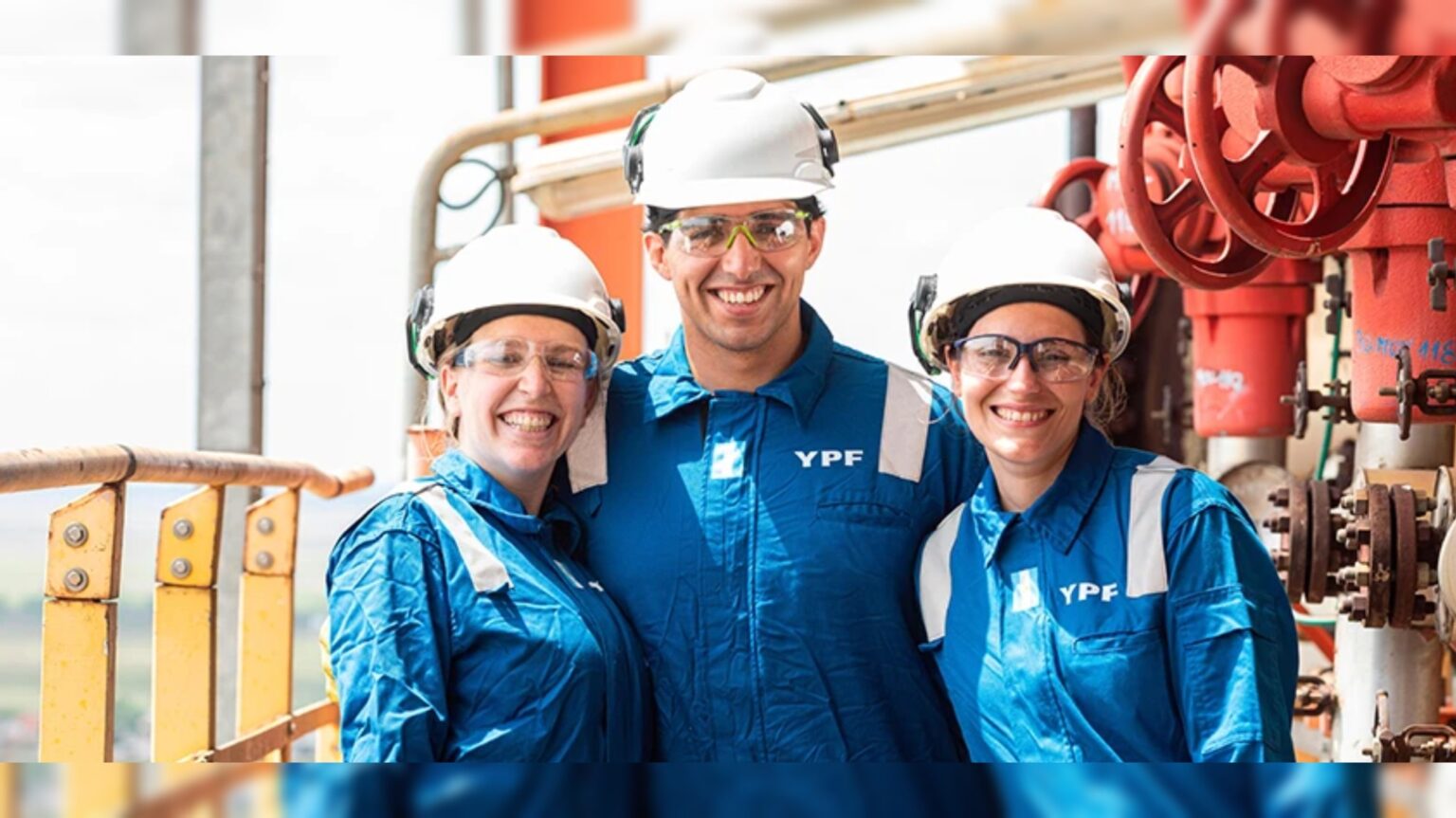 Ypf busca empleados y jóvenes profesionales: cuáles son los puestos vacantes y cómo postularse
