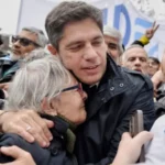 Kicillof apuntó contra milei desde la marcha de san cayetano