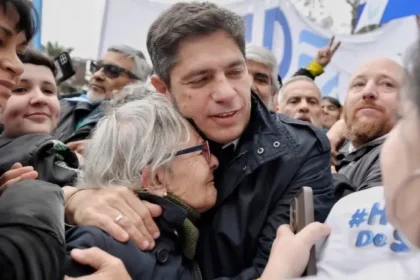 Kicillof apuntó contra milei desde la marcha de san cayetano