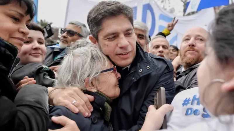 Kicillof apuntó contra milei desde la marcha de san cayetano