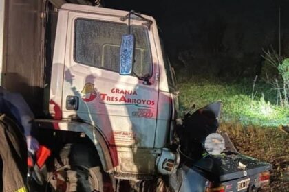 Horror en la ruta: siete muertos tras un tremendo choque entre un auto y un camión