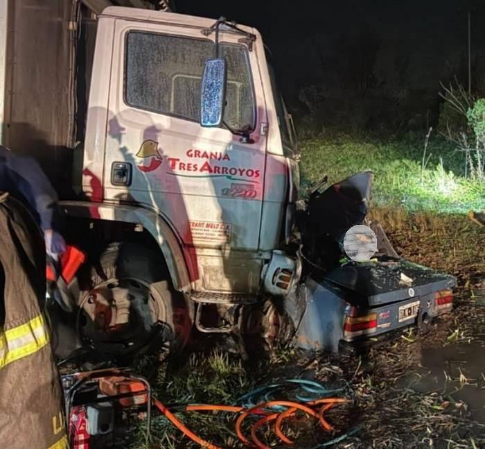 Horror en la ruta: siete muertos tras un tremendo choque entre un auto y un camión