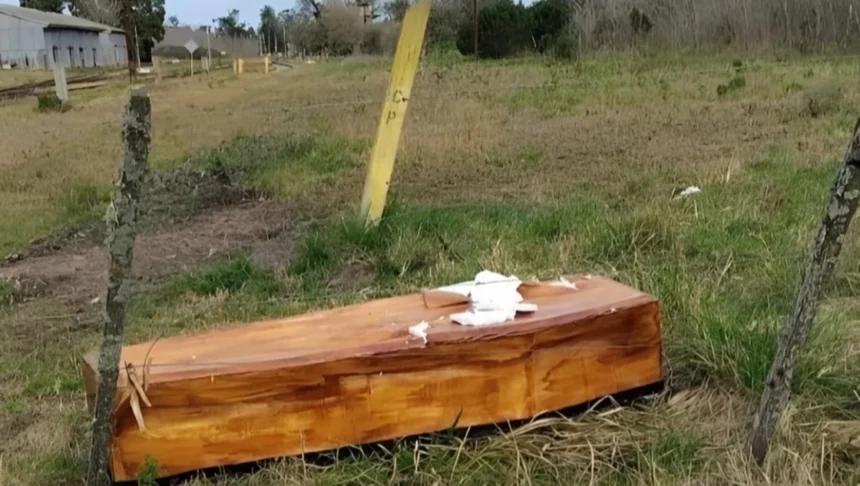 Macabro: hallaron un ataúd junto a las vías del tren cerca de mar del plata