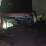 Un micro de la empresa "platabus" despistó en medio de la niebla y el chofer quedó atrapado
