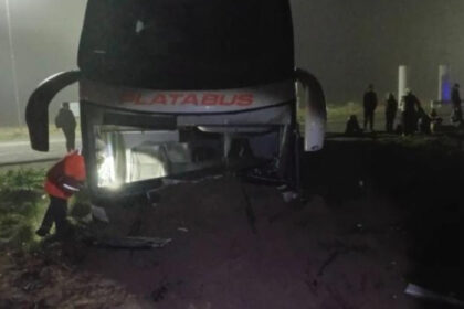 Un micro de la empresa "platabus" despistó en medio de la niebla y el chofer quedó atrapado