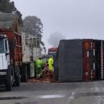 Impactante choque entre dos camiones en la ruta 2: uno terminó volcado