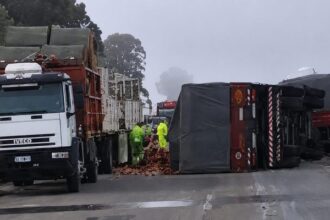Impactante choque entre dos camiones en la ruta 2: uno terminó volcado
