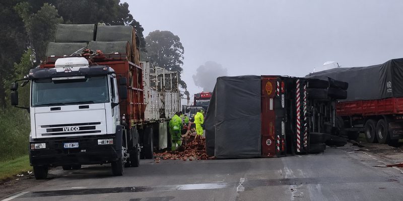 Impactante choque entre dos camiones en la ruta 2: uno terminó volcado
