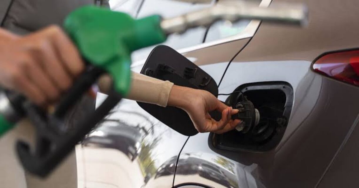 Cargar nafta este domingo puede tener reintegro: qué tarjetas permiten ahorrar más