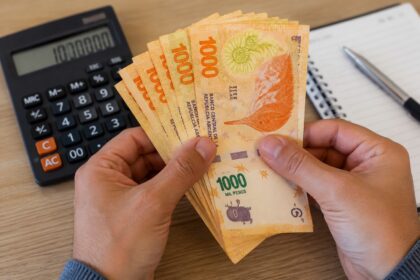 El gobierno busca llevar el salario mínimo a más de $1 millón: cómo sería y quiénes podrían cobrarlo