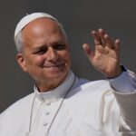 El papa león xiv en argentina: el gobierno analiza decretar asueto y prepara un operativo masivo