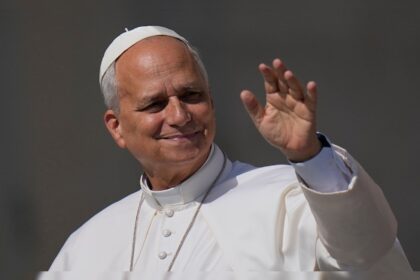 El papa león xiv en argentina: el gobierno analiza decretar asueto y prepara un operativo masivo