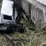Volcó un camión en la ruta 88 y terminó dentro de un arroyo