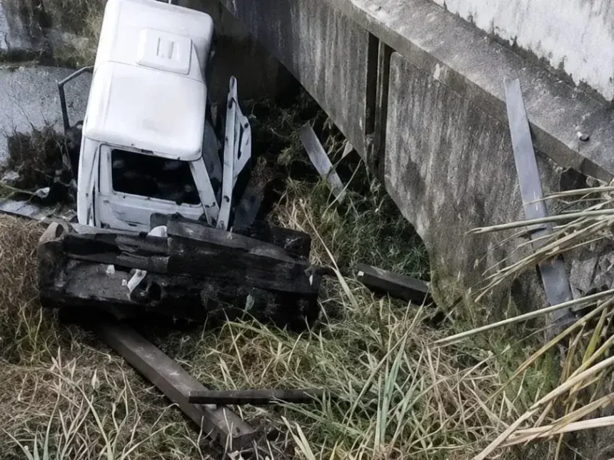 Volcó un camión en la ruta 88 y terminó dentro de un arroyo