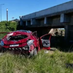 Impactante accidente en ruta 2: una mujer cayó con su auto debajo de un puente