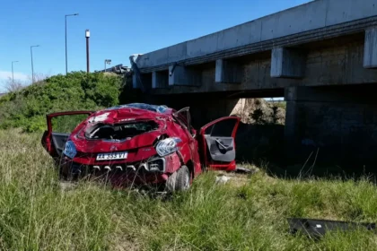 Impactante accidente en ruta 2: una mujer cayó con su auto debajo de un puente
