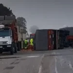 Impactante choque entre dos camiones en la ruta 2: uno terminó volcado