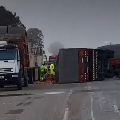 Impactante choque entre dos camiones en la ruta 2: uno terminó volcado