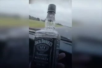 "si nos matamos nos matamos": se grabó tomando whisky mientras conducía por la ruta 2