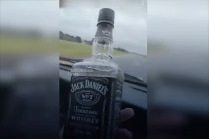 "si nos matamos nos matamos": se grabó tomando whisky mientras conducía por la ruta 2