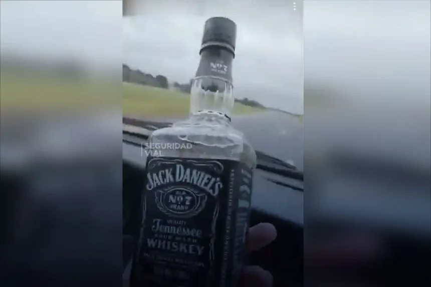 "si nos matamos nos matamos": se grabó tomando whisky mientras conducía por la ruta 2