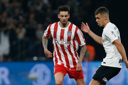 Estudiantes y corinthians durante un partido internacional