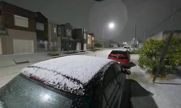 Una ciudad bonaerense quedó cubierta de blanco en pleno septiembre