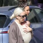 Lady gaga apareció con un bebé y crecen las versiones de que fue madre: qué se sabe