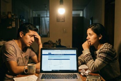 Pareja preocupada mientras revisa en una computadora una solicitud de préstamo