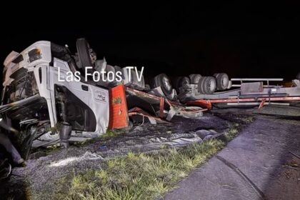 Impactante accidente: camión despistó y volcó en la ruta 3
