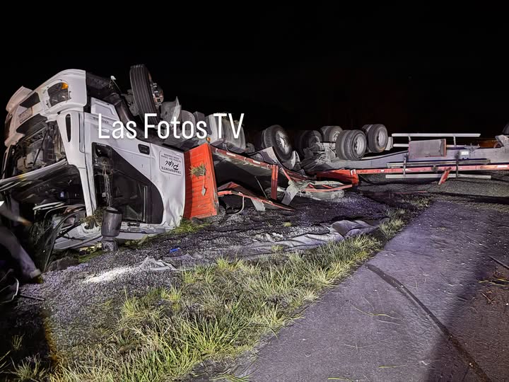 Impactante accidente: camión despistó y volcó en la ruta 3