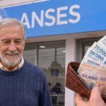 Jubilado consultando información de cobro de anses